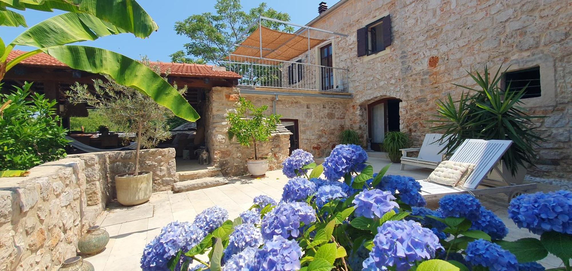 Hvar Stone With Pool Vrbanj